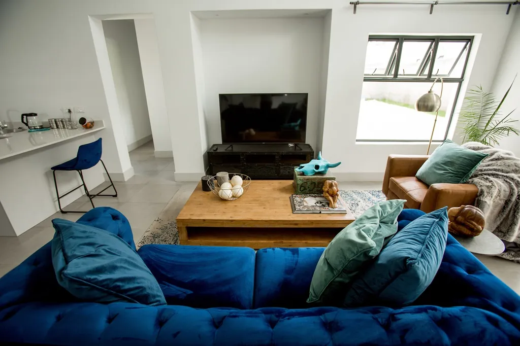 100 on Montgomery - Image 7